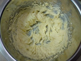 5、#甜味#抹茶蔓越莓饼干,用打蛋器打发至体积蓬松，黄油颜色变浅。