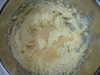 6、#甜味#抹茶蔓越莓饼干,加入鸡蛋液，再用打蛋器充分打均匀。