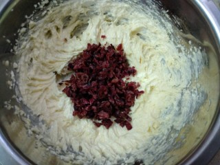 7、#甜味#抹茶蔓越莓饼干,放入蔓越莓搅匀。