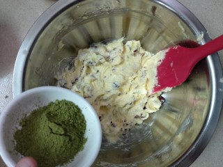 8、#甜味#抹茶蔓越莓饼干,放入抹茶粉搅匀。