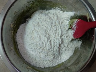 9、#甜味#抹茶蔓越莓饼干,放入低筋面粉翻拌混合。