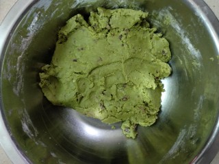 10、#甜味#抹茶蔓越莓饼干,和成面团。