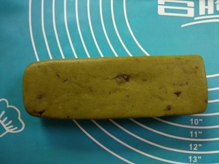 11、#甜味#抹茶蔓越莓饼干,整理成长方形。