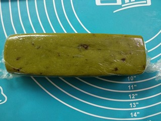 12、#甜味#抹茶蔓越莓饼干,用保鲜膜包好放入冰箱冷冻1小时