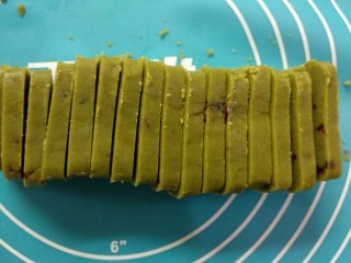 13、#甜味#抹茶蔓越莓饼干,取出切薄片。