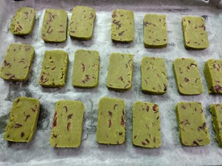 14、#甜味#抹茶蔓越莓饼干,摆入铺油纸的烤盘。