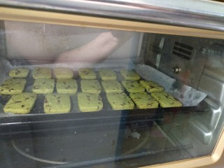 15、#甜味#抹茶蔓越莓饼干,放入预热170度烤箱，上下火中层烤20分钟左右（具体时间根据自家烤箱脾气来调整）