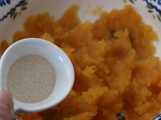 5、红薯小面包,温热后加入酵母搅拌均匀