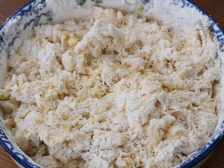 8、红薯小面包,加入温水搅成絮状