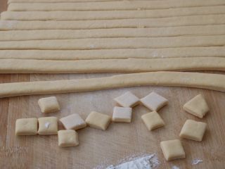 14、红薯小面包,先切条，再切块