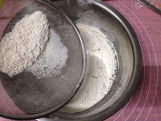 5、桃酥饼干,再次筛入低粉的混合物