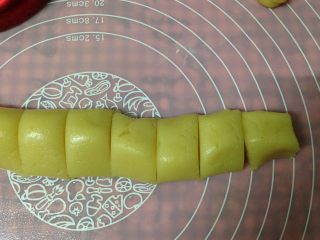 7、桃酥饼干,然后搓成长条，分割成大小一致的面团（每个大约18克左右）