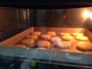 12、桃酥饼干,放入预热好的烤箱、中层、烘烤20分钟，上色合适即可