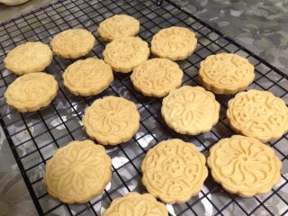 13、桃酥饼干,出炉冷却即可