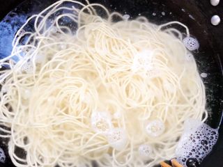 5、夏日凉面,锅中水沸腾后，下入面条????，边煮边搅拌，避免面条粘连在一起。