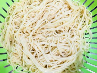 7、夏日凉面,然后将面捞起控干水分，搅拌面条至凉备用（避免粘连在一起），可借用吹风机冷风档吹凉。