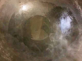 8、夏日凉面,锅中倒入20g菜籽油（6汤匙）加热至油冒青烟即可（去除菜籽油生味）。