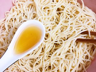 9、夏日凉面,待热油放置冷却后，将油加入冷却后的凉面搅拌均匀。