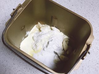 4、乳酪橙皮金钱小面包,将主面团中所有材料以及中种面团全部放入到面包桶中，运行一个imix程序，约30分钟。