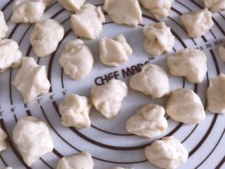 9、乳酪橙皮金钱小面包,松弛好的面团排气后均匀分成34份，约10克左右一个。起初我分了35份，在做的时候不小心掉地上一个面团，发现掉的那个刚好是多余的一个，剩下的刚刚好铺满模具