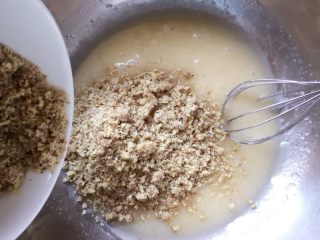 5、核桃酥～#中式点心#,加入核桃碎，继续搅拌均匀。