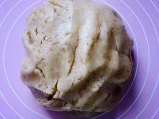 7、核桃酥～#中式点心#,用刮刀翻拌均匀至无干粉