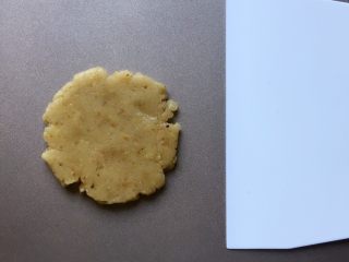 10、核桃酥～#中式点心#,然后用刮刀按压扁平，也可用手直接按压。