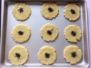 13、核桃酥～#中式点心#,然后撒上少许黑芝麻。（黑芝麻也可用手轻轻按一下，这样烤完就不容易掉了）