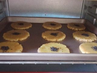 14、核桃酥～#中式点心#,将烤盘放入预热好的烤箱中层，上下火180度，烤18分钟，烤至表面金黄色，出炉晾凉即可。