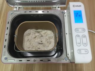 1、牛肉田园披萨,1. 把所有材料都称进面包机桶内开始和面1次10分钟