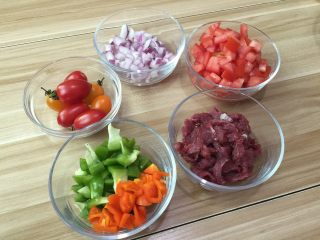 5、牛肉田园披萨,5. 圣女果一切为4,番茄,洋葱,菜椒切丁,牛肉切片备用