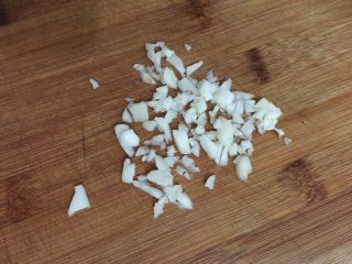 6、牛肉田园披萨,6. 蒜片切碎