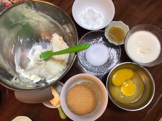 1、午后茶点《红豆芝士条》【甜点篇】,准备好各种食材，奶油奶酪提前拿出来软化，如果临时拿出来，可以隔热水软化，或者用微波炉，加热软化。至于用那种方法，看你心情喽！
