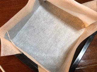 3、午后茶点《红豆芝士条》【甜点篇】,模具中放好油纸！我模具是8寸方盘