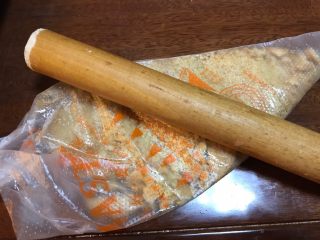 4、午后茶点《红豆芝士条》【甜点篇】,消化饼干或者曲奇，用袋子装起来，弄碎！当然你要是不怕洗料理机，也可以用料理机打碎！（懒人表示，袋子也挺好打碎的）
