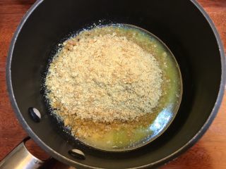 5、午后茶点《红豆芝士条》【甜点篇】,黄油隔热水融化，倒入弄碎的饼干，搅拌均匀！（有人问，我直接加热融化黄油，行不行？我觉得应该……大概……可以，因为我没有这么做过，哈哈哈，你如果尝试过，请记得留言告诉我哦）