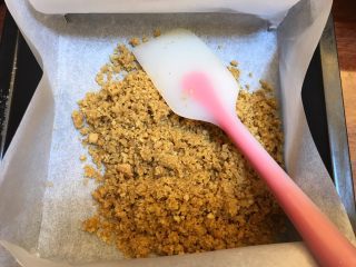 6、午后茶点《红豆芝士条》【甜点篇】,混合好的饼底，倒入模具中！我用刮刀进行压平。当然你高兴的话也可以用擀面杖，或者其他工具（话说，在准备食材中，刚做的指甲断了，心情不开心????(。•ˇ‸ˇ•。)）