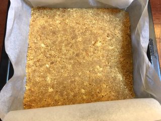 7、午后茶点《红豆芝士条》【甜点篇】,这一步，一定要压结实，然后放进冰箱冷藏。让黄油凝固，固定饼干碎！不然蛋糕体中，很容易混合饼底的碎屑，虽然不影响口感，终归是不好看嘛！这个时候，预热烤箱，170°。