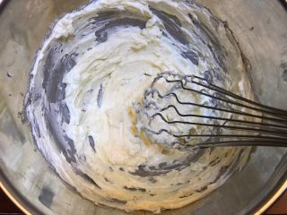 8、午后茶点《红豆芝士条》【甜点篇】,软化好的奶油奶酪，用打蛋器搅拌均匀