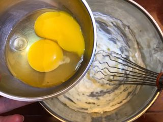 9、午后茶点《红豆芝士条》【甜点篇】,1个蛋黄+1个鸡蛋，分两次倒入奶油奶酪中，用打蛋器快速的搅拌！还记得我们的“搅拌歌”吗？对√，就是左三圈右三圈，手腕转转，屁股扭扭！来，跟着节奏摇摆起来！