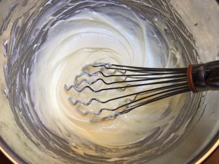 10、午后茶点《红豆芝士条》【甜点篇】,第一次加入蛋液，搅拌后的状态。非常的细腻哦