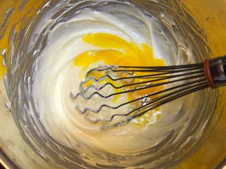 11、午后茶点《红豆芝士条》【甜点篇】,加入剩下的蛋液，来来来，再次唱起“搅拌歌”，不唱多，咱们就唱一宿！????????????