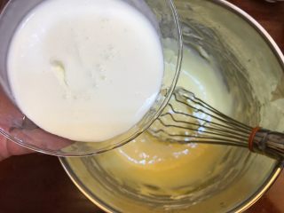 12、午后茶点《红豆芝士条》【甜点篇】,再次搅拌均匀后，倒入淡奶油，然后再次循环????“搅拌歌”！