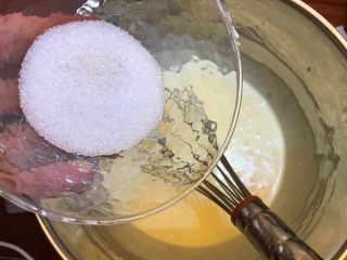 13、午后茶点《红豆芝士条》【甜点篇】,加入白糖或者木糖醇，额，生老二时血糖高，所以现在还不好吃太多糖，你们要是喜欢可以放白糖哦！老板，再放3遍“搅拌歌”。对√，声音大一点！！！不然我怎么嗨！！！