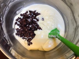 16、午后茶点《红豆芝士条》【甜点篇】,搅拌均匀后，放入红豆，用刮刀搅拌均匀！各位，此刻冷静冷静，不能嗨了，不然红豆分分钟变红豆泥哦！