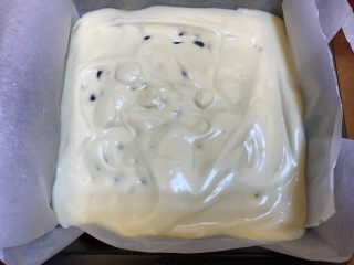 18、午后茶点《红豆芝士条》【甜点篇】,倒入模具，轻轻的在桌面上磕几下！让表面平整一些。