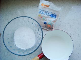 1、卡通冰皮月饼,面粉与清水分别称好。