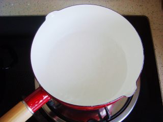 2、卡通冰皮月饼,清水煮沸腾关火。