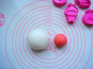 6、卡通冰皮月饼,分出30克放入草莓果味粉，揉成粉红面团。