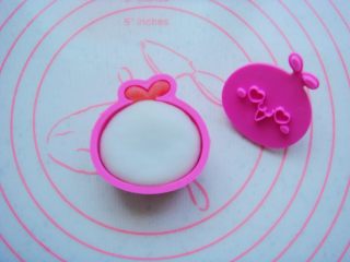 12、卡通冰皮月饼,再放入包好的原色面团。用手掌稍微按一下。